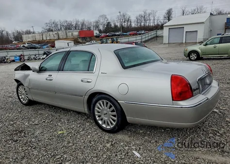 2003 Lincoln Town Car Executive z USA, uszkodzony, nr VIN 1LNHM81W43Y672010